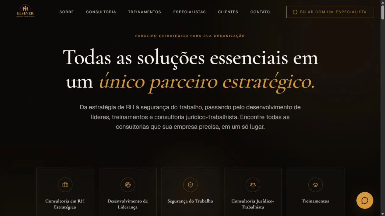 Captura real da página inicial do site Elsever Training & Consulting, com identidade em preto e dourado e apresentação de serviços